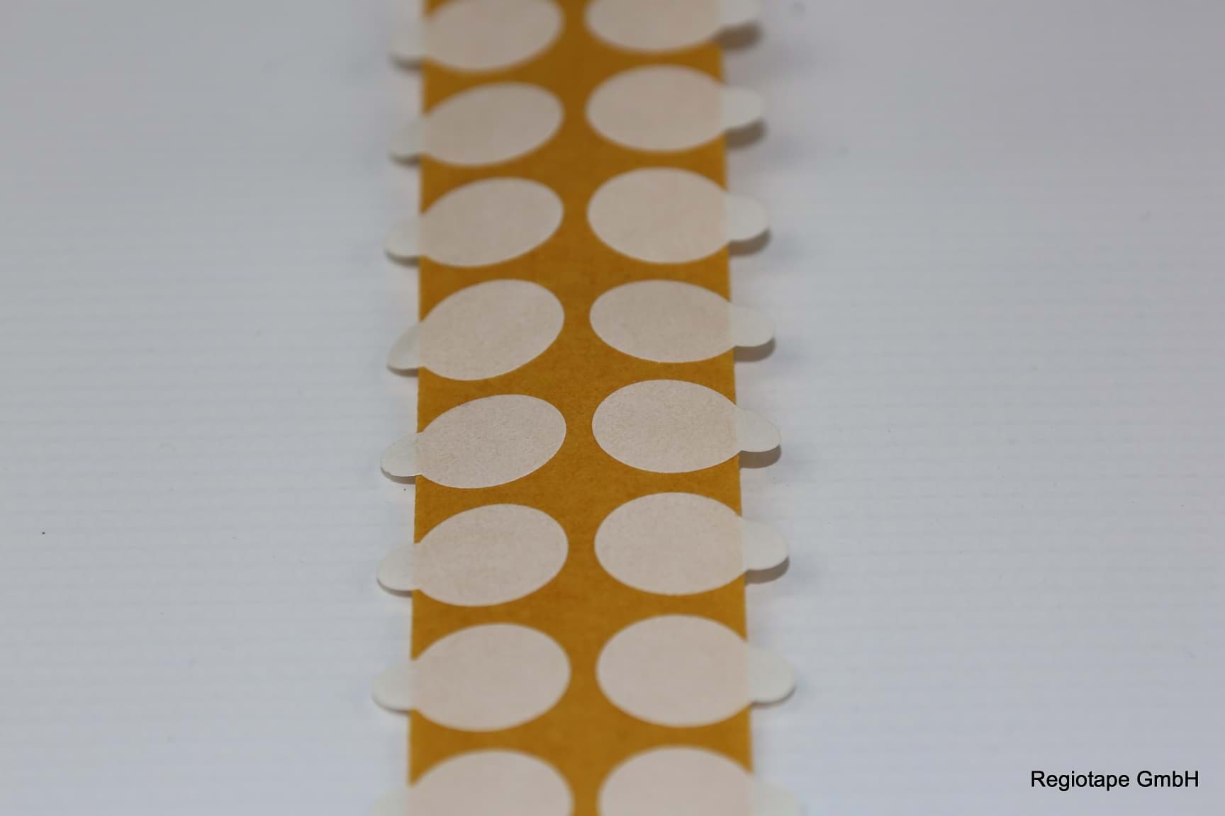 Bild von F22401 doppelseitige Klebepunkte, stark/stark, 10 mm rund mit Lasche, Acrylatkleber, 0,11 mm Dicke, 5.000 Stück pro Rolle